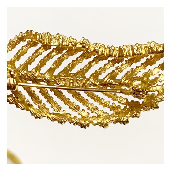 Vintage signed BSK sparkling gold open work leaf brooch - Picture 2 of 12
